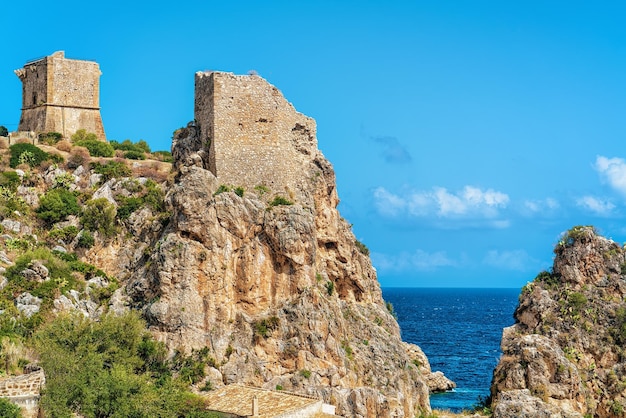 I faraglioni e la tonnara di Scopello, Castellammare del Golfo, Mar Mediterraneo, Sicilia, in Italia