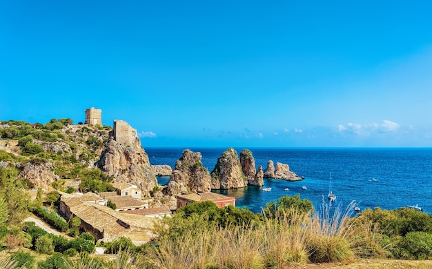 I faraglioni e la tonnara di Scopello, Castellammare del Golfo, Mar Mediterraneo, Sicilia, Italia, Europa