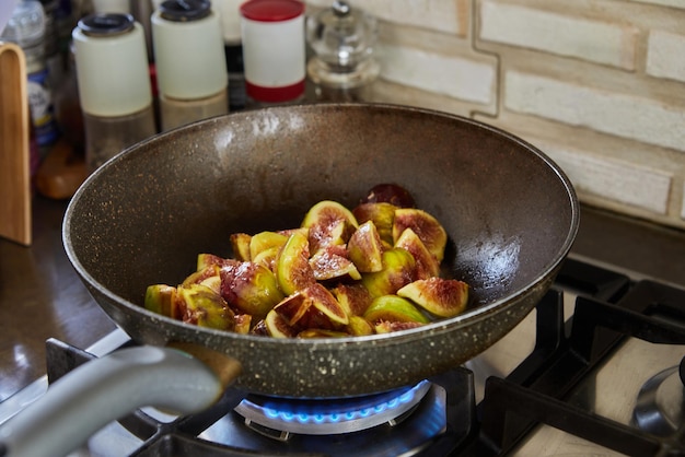 I fichi vengono fritti in padella sul fornello a gas, per la cottura secondo la ricetta da Internet