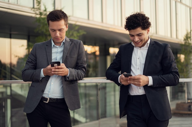 I finanzieri sono colleghi che lavorano insieme su una nuova startup Imprenditori maschi per strada