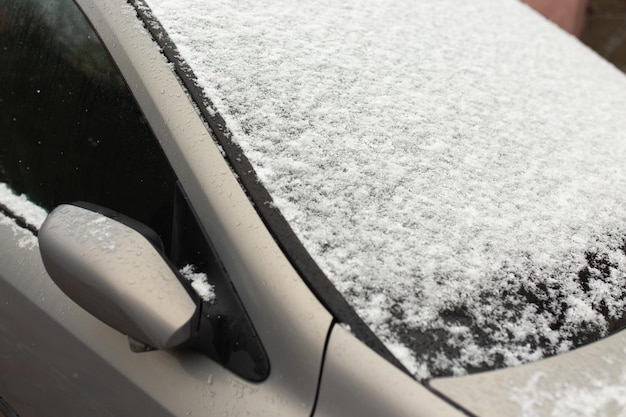 I fiocchi di neve coprivano l'auto in uno spesso strato