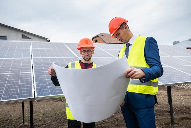 I forti lavoratori maschi affrontano bene il compito rispetto al piano di installazione di pannelli solari