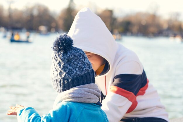 I fratelli si divertono insieme, il fratello maggiore spiega al fratello minore che ascolta con attenzione, irriconoscibile, il concetto di divorzio, il fratello interpreta il padre