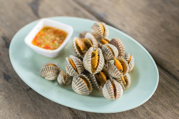 I frutti di mare dei cardi di lunedì hanno bollito nel piatto sulla tavola di legno al ristorante