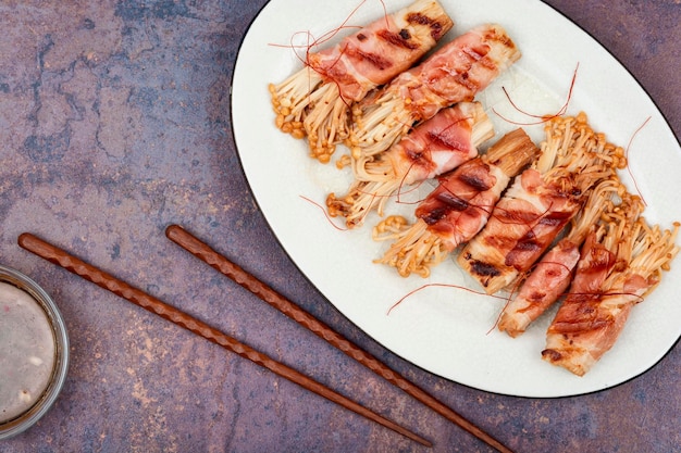 I funghi Enoki ruotano lo spazio per il testo