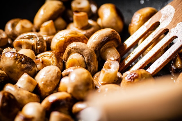 I funghi sono fritti in una padella