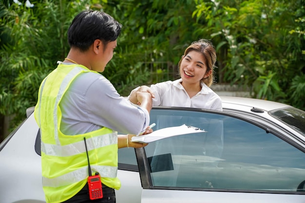 i funzionari della compagnia di assicurazioni stringono la mano al cliente dopo aver completato la richiesta di risarcimento