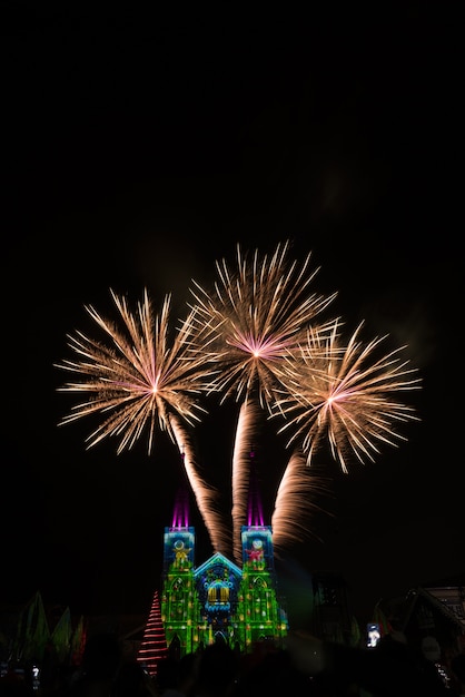 I fuochi d'artificio colorati e la Chiesa cattolica