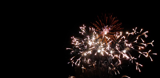 I fuochi d&#39;artificio dei nuovi anni di festival e di anniversario su cielo notturno