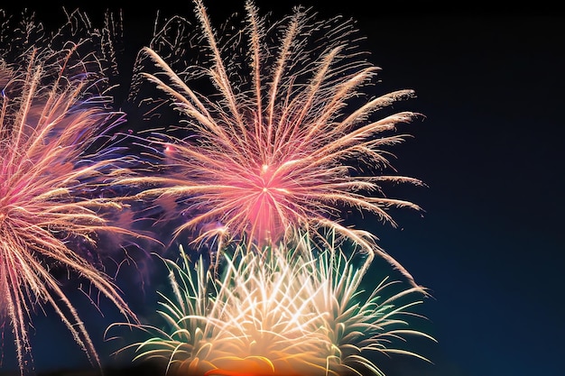 I fuochi d'artificio sono accesi nel cielo notturno.