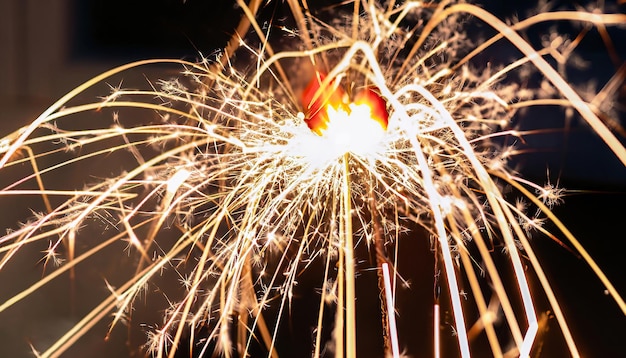 I fuochi d'artificio sono illuminati con la parola fuochi d'artificio su di esso