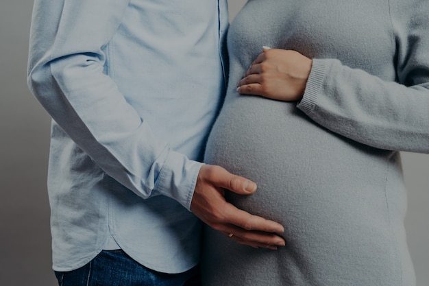 I futuri genitori si preparano per la nascita del bambino