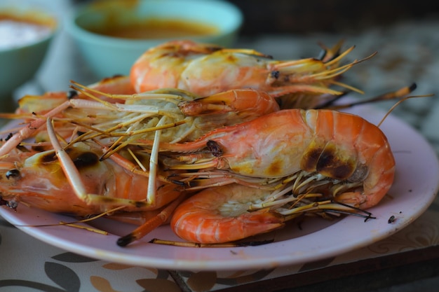 I gamberi sono frutti di mare di gamberi gialli alla griglia