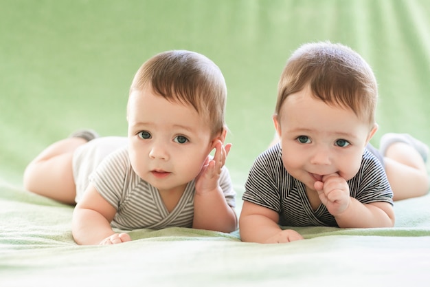 I gemelli appena nati sono sdraiati sul letto