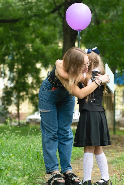 I genitori accompagnano i figli fino alla prima elementare a scuola