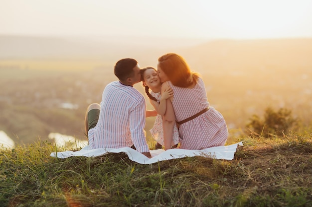 I genitori baciano la loro figlia