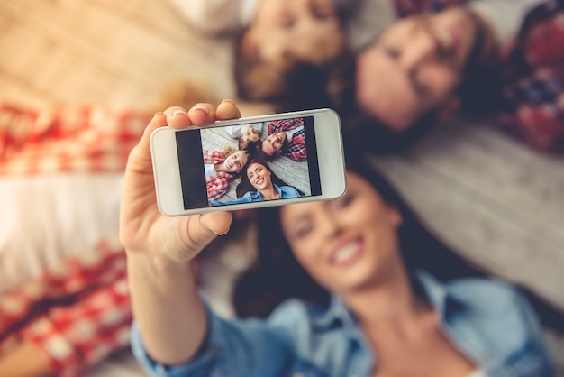 I genitori e i loro figli facendo selfie usando uno smartphone