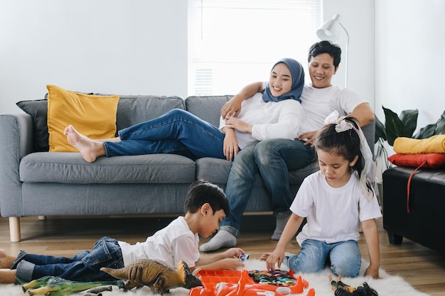 I genitori guardano i figli che giocano a casa