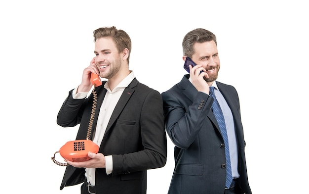 I gestori felici parlano al telefono cellulare e al telefono isolati su chiamata bianca