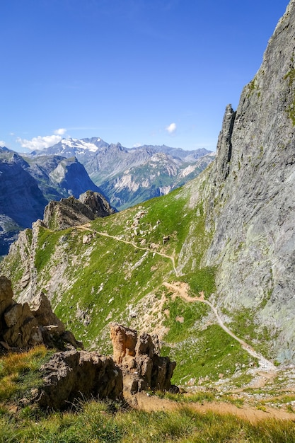 I ghiacciai alpini e il paesaggio delle montagne a Pralognan la Vanoise.