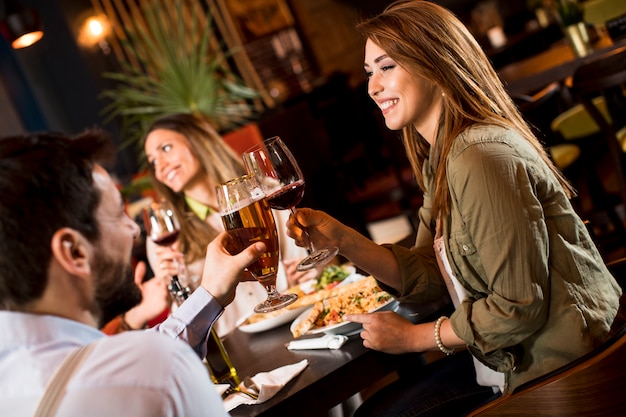 I giovani a cena nel ristorante