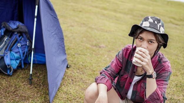 I giovani asiatici bere caffè femminile in sedia