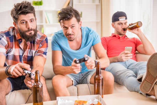 I giovani bevono birra, mangiano pizza e giocano a play station