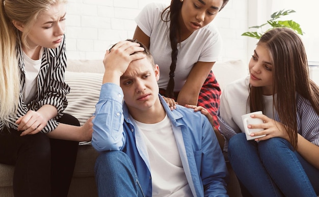 I giovani che confortano il loro amico sconvolto a casa