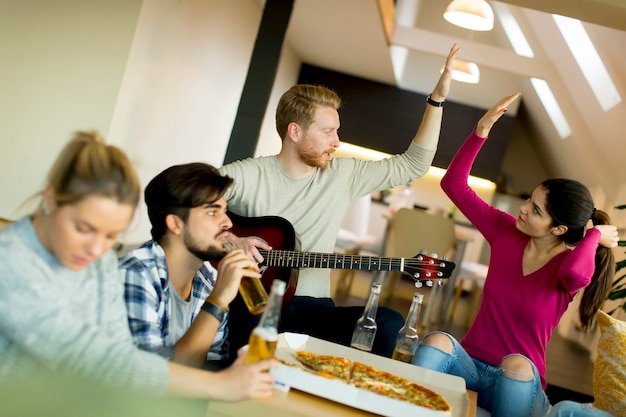 I giovani che hanno pizza party in camera