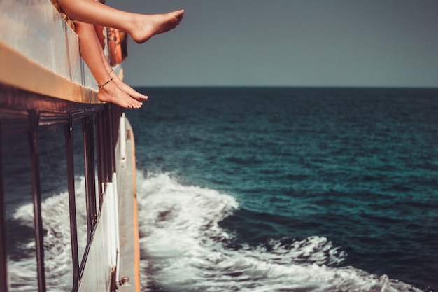 I giovani che si rilassano in catamarano rilassano le persone che fanno il tour dell'oceano viaggio estate