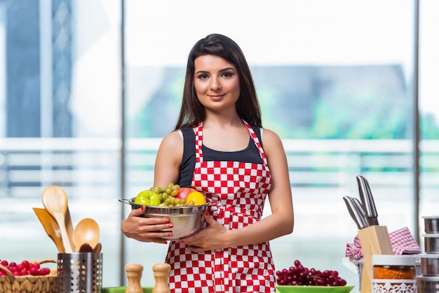 I giovani cucinano con i frutti in cucina