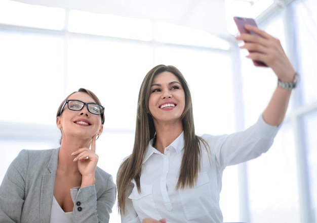 I giovani dipendenti si fanno selfie sul posto di lavoro