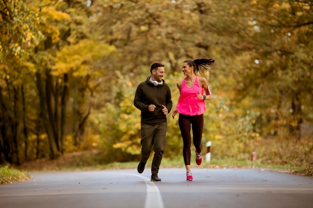 I giovani fanno jogging e si esercitano in natura