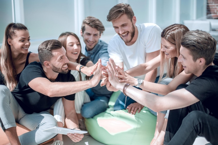 Foto i giovani imprenditori si danno il cinque