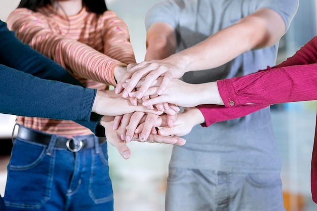 I giovani mettono le mani come simbolo della squadra.