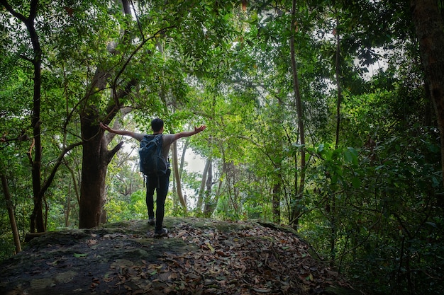 i giovani pantaloni a vita bassa L&#39;uomo mette la borsa sulle scarpe delle scarpe nel fondo della natura di viaggio, Tailandia