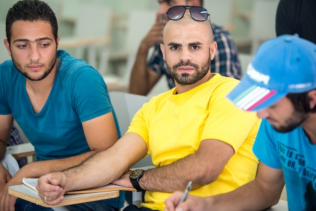 I giovani seduti in classe