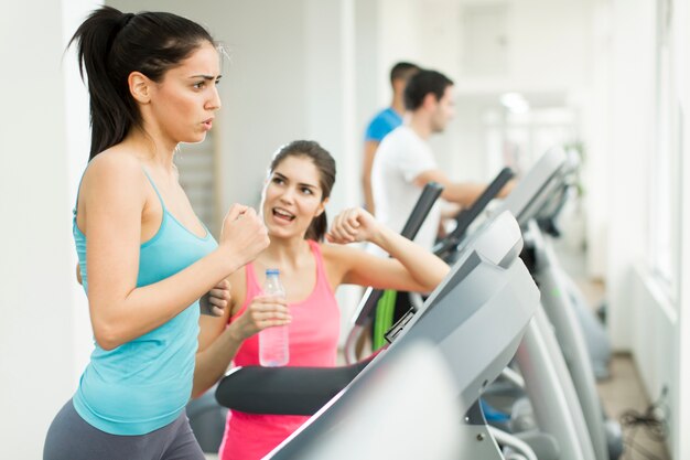 I giovani si allenano in palestra