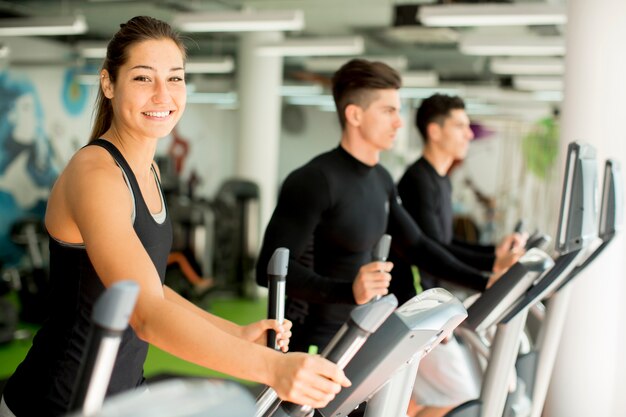 I giovani si allenano in palestra