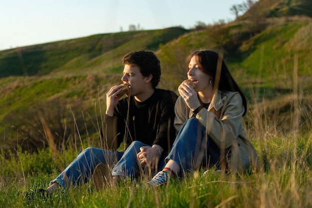 i giovani si divertono e si divertono a fare un picnic nella natura durante la stagione calda