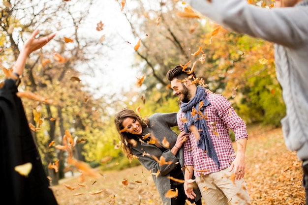 I giovani si divertono nel parco in autunno