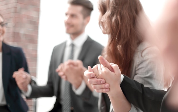 I giovani sono seduti in cerchio tenendosi per mano e sorridendo