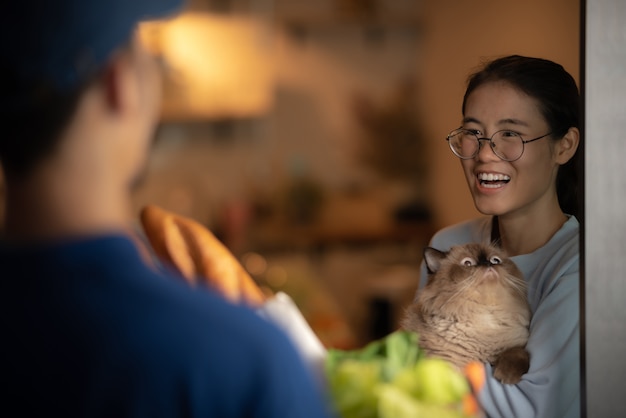 i giovani stanno a casa con il gatto