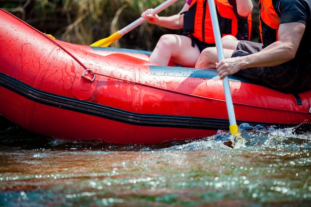 I giovani stanno facendo rafting nel fiume.