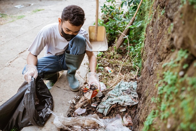 I giovani volontari mantengono pulito l'ambiente raccogliendo la spazzatura