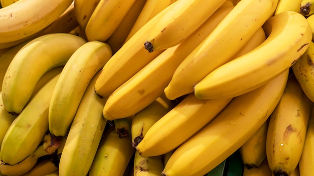 I grappoli di banane gialle mature si chiudono