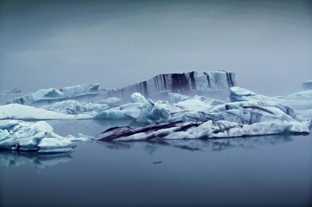 I iceberg che galleggiano in mare contro il cielo