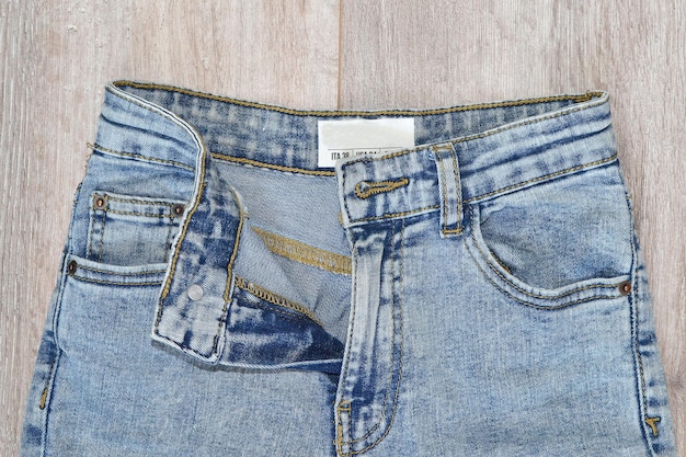 i jeans chiari giacciono sul pavimento