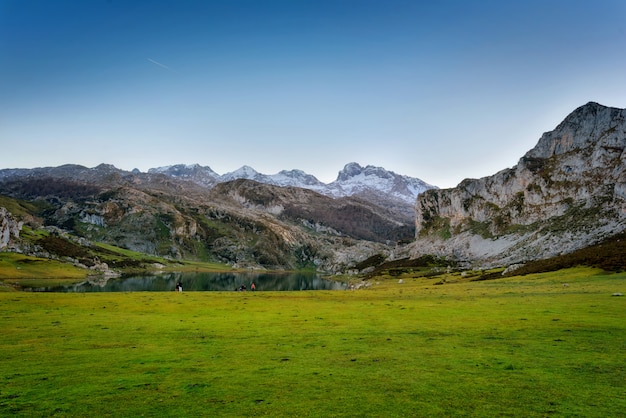 I laghi Covadonga abbelliscono al crepuscolo, l&#39;Asturia Spagna.