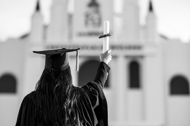 I laureati indossano un cappello nero per rappresentare le congratulazioni per la laurea